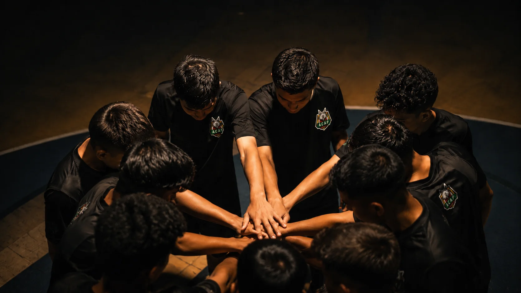 Time da ACAP Futsal reunido em círculo antes da partida, vestindo o uniforme do clube