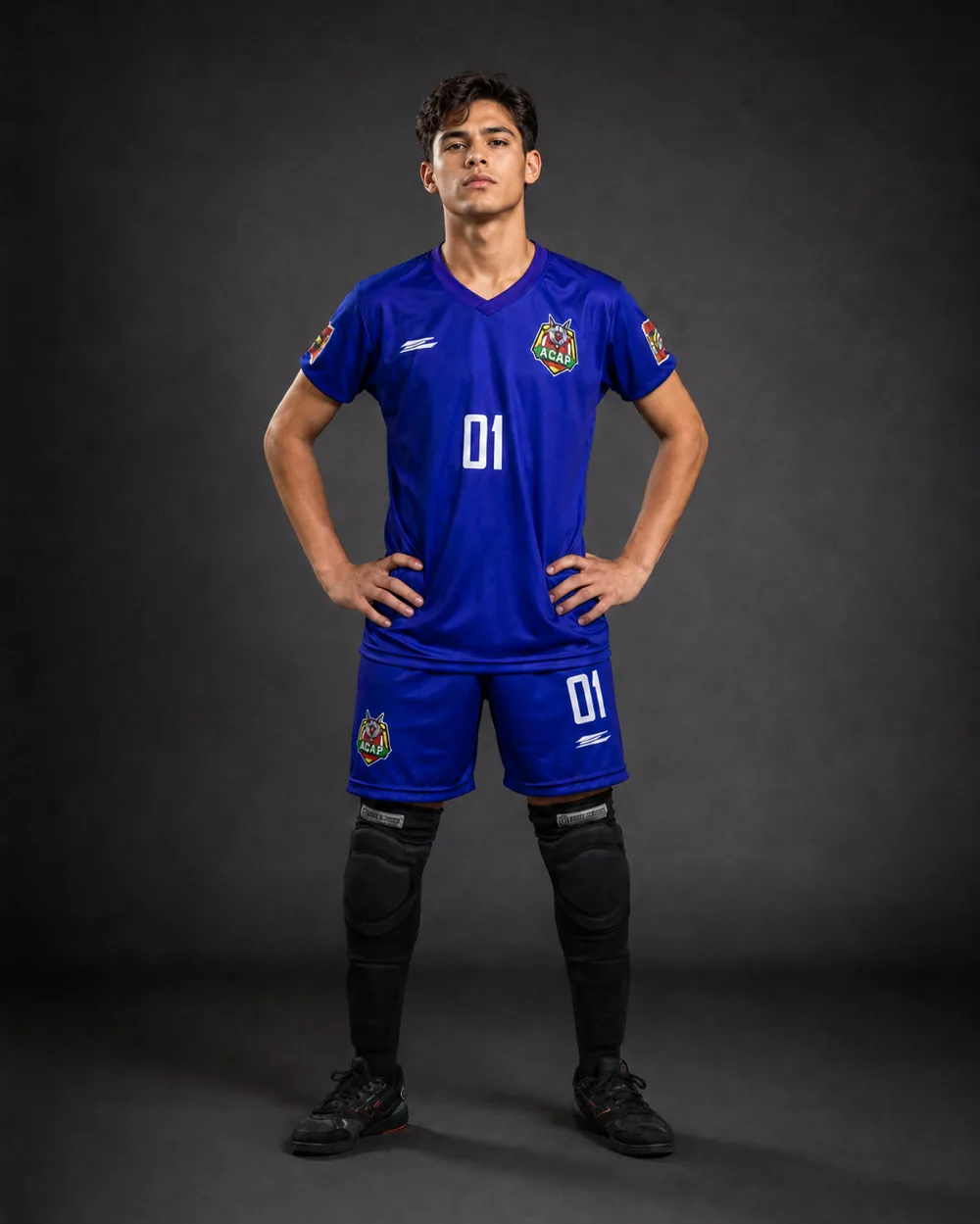 Goleiro da ACAP Futsal vestindo o uniforme azul-royal de goleiro